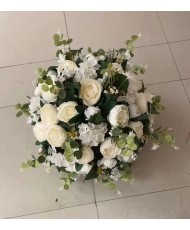 Boule de fleurs artificielles blanc et vert pour événement et pas cher